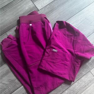 Figs magenta, jogger pants and one pocket scrub top. SMALL